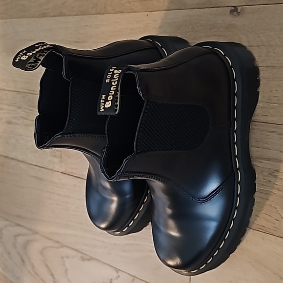 Dr Martens Smooth Leather Chelsea Boots - Picture 3 of 9